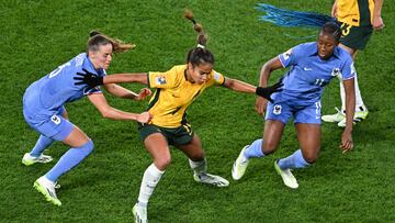 Fowler protege un balón entre las francesas Toletti y Diani.