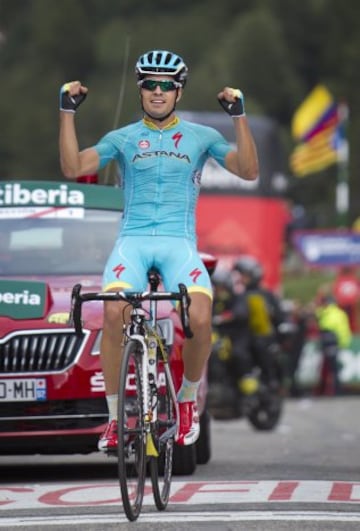 Mikel Landa celebra su victoria en el podio.