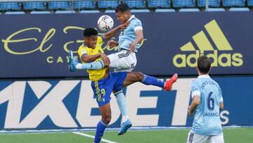 Lozano y Murillo luchan por un balón.
