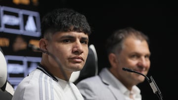 Santiago 9 de enero 2025.
Futbol, conferencia de prensa Colo Colo
El nuevo refuerzo de Colo Colo, Claudio Aquino, es presentado en conferencia de prensa en el estadio Monumental.
Dragomir Yankovic/Photosport
Football, Colo Colo Conference
Colo Colo's new reinforcement, Claudio Aquino, is presented at a press conference at the Monumental stadium.
Dragomir Yankovic/Photosport