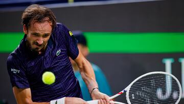 Shanghai (China), 06/10/2025.- Daniil Medvedev of Russia in action during his Men's Singles match against Alejandro Davidovich Fokina of Sapin at the Shanghai Masters tennis tournament in Shanghai, China, 06 October 2025. (Tenis, Rusia) EFE/EPA/ALEX PLAVEVSKI