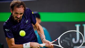Shanghai (China), 06/10/2025.- Daniil Medvedev of Russia in action during his Men's Singles match against Alejandro Davidovich Fokina of Sapin at the Shanghai Masters tennis tournament in Shanghai, China, 06 October 2025. (Tenis, Rusia) EFE/EPA/ALEX PLAVEVSKI