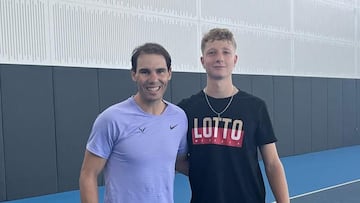 Los tenistas españoles Rafa Nadal y Martín Landaluce posan tras un entrenamiento en la Rafa Nadal Academy en 2022.