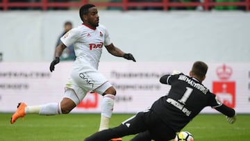 MOSCOW, RUSSIA - MARCH 31: Artur Nigmatullin of FC Amkar Perm (R) vies for the ball with Guadalupe Jefferson Agustin Farfan  of FC Lokomotiv Moscow during the Russian Premier League match between FC Amkar Perm and FC Lokomotiv Moscow on March 31, 2018 in 