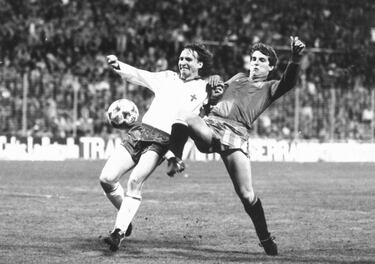 Centrocampista de unas cualidades técnicas espectaculares. Uno de los pocos que se benefició cuando la Federación obligó a los clubes de Segunda a alinear como titulares a dos sub-20. Jugaba en el Castellón de donde pasó al Valencia y después al Barcelona. 29 veces internacional.