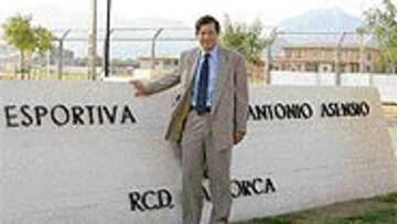 <B>RESIGNADO</B>. Mateo Alemany reconoce que los problemas económicos del club no le permiten reforzarse como quisiera.