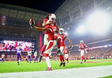 Josh Brown celebró su anotación de esta forma tan decisiva con Larry Fitzgerald, que fue clave en el touchdown con un gran bloqueo. El veterano receptor, aunque tan solo sumó 43 yardas, fue clave en ambos TD's y demostró como un gran partido en la vida real puede no traducirse en muchos puntos en la Fantasy.