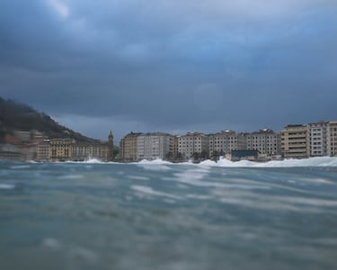 Gros es el barrio surfero de Donostia. Allí es donde está la playa más conocida de la ciudad para el surf, la Zurriola. 