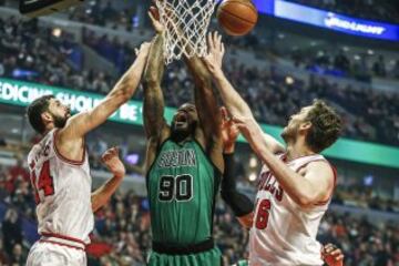 Amir Johnson ante Nikola Mirotic y Pau Gasol.