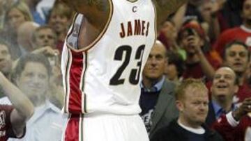 <b>EL REY DE OHIO. </b>Conduce a altísimas velocidades, le multan a menudo... y vuela sobre los Celtics: LeBron James, rey de Cleveland, Ohio.