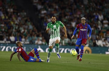 Borja Iglesias entre Dani Alves y Araujo.