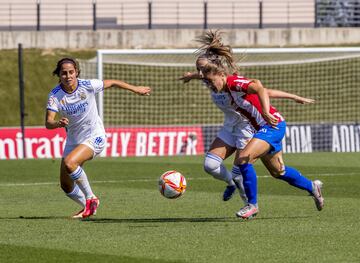 Estefanía Banini lucha la pelota ante dos adversarias del Real Madrid.
