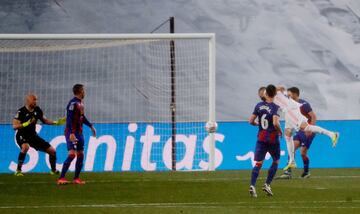 Benzema marca el 2-0 al Eibar. 