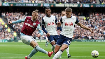 Soccer Football - Premier League - Tottenham Hotspur v West Ham United - Tottenham Hotspur Stadium, London, Britain - October 19, 2024 West Ham United's Jarrod Bowen in action with Tottenham Hotspur's Micky van de Ven Action Images via Reuters/Paul Childs EDITORIAL USE ONLY. NO USE WITH UNAUTHORIZED AUDIO, VIDEO, DATA, FIXTURE LISTS, CLUB/LEAGUE LOGOS OR 'LIVE' SERVICES. ONLINE IN-MATCH USE LIMITED TO 120 IMAGES, NO VIDEO EMULATION. NO USE IN BETTING, GAMES OR SINGLE CLUB/LEAGUE/PLAYER PUBLICATIONS. PLEASE CONTACT YOUR ACCOUNT REPRESENTATIVE FOR FURTHER DETAILS..