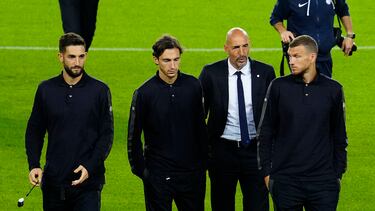 SANT JOAN D´ESPÍ (BARCELONA), 11/10/2022.- Los jugadores y cuerpo técnico del Inter de Milán inspeccionan el terreno de juego del Camp Nos este martes durante la jornada previa al partido de correspondiente a la fase C de grupos de la Champions League que FC Barcelona e Inter de Milán disputan mañana miércoles en el Camp Nou. EFE/ Enric Fontcuberta