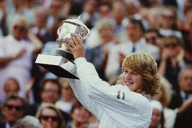 4 Open Australia, 6 Roland Garros, 7 Wimbledon y 5 US Open. Además, la alemana firmó el ‘Golden Slam’ en 1988, ganando los cuatro major y el oro olímpico en dicho año. Hasta la fecha es la única tenista en la historia en conseguirlo. En 1999, Associated Press la nombró 'Mejor Tenista del Siglo XX'.