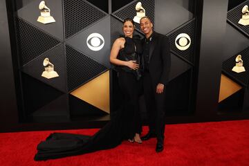 Jordin Sparks y Dana Isaiah posan en la alfombra roja de los Grammys 2024 celebrados en el Crypto.com Arena situado en la ciudad de Los Ángeles, en California.