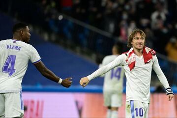 Modric saluda a David Alaba tras el final del partido entre Real Madrid y Atlético.