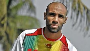 <b>TOCADO. </b>Kanouté, que vuelve el sábado, regresa a Sevilla lesionado.