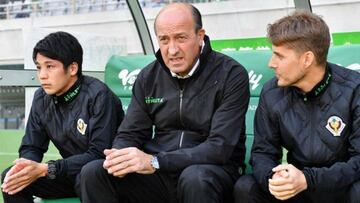 Miguel Ángel Lotina, junto a Iván Palanco, con el Tokyo Verdy.