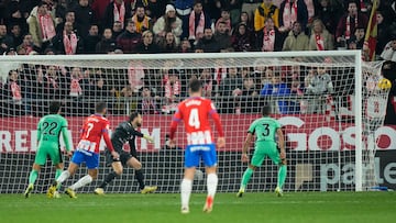 GIRONA, 03/01/2024.- El guardameta del Atlético de Madrid Jan Oblak (3i) encaja el cuarto gol del Girona, durante el encuentro correspondiente a la jornada 19 de LaLiga EA Sports que Girona y Atlético de Madrid disputan hoy miércoles en el estadio Montilivi, en Girona. EFE / Siu Wu.