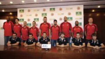 El equipo técnico y la renovada plantilla del ICL Manresa, presentados hoy en su ciudad.