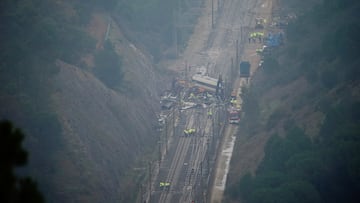 Workers operate heavy machinery as removal works continue following the deadly derailment of two high-speed trains near Adamuz, in Cordoba, Spain, January 21, 2026. REUTERS/Ana Beltran