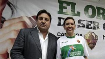 <b>PRESENTACIÓN. </b>José Sepulcre, presidente del Elche, y Mercedes Alonso, alcaldesa, ayer en el estadio.