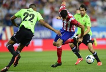 Diego Costa intenta controlar el balón.