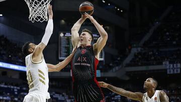 Tarczewski, rodeado por Mejri y Thompkins.