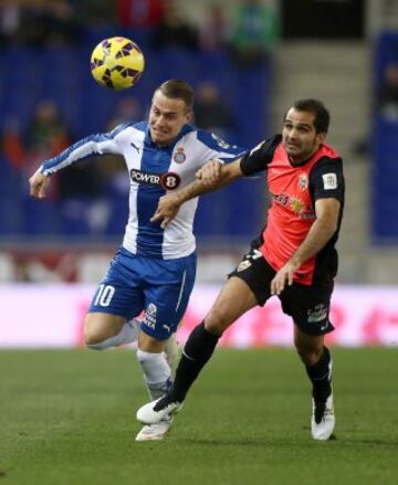 Abraham González pelea un balón con José Antonio García "Verza".