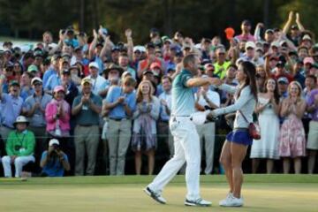 Sergio Garcia of Spain celebra con su novia Angela Akins su primer major.