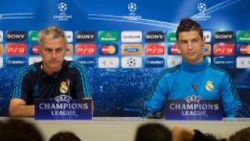Cristiano Ronaldo, junto a Mourinho, durante una rueda de prensa en la etapa que compartieron en el Real Madrid.