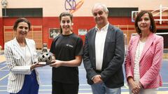 Carolina Mar&iacute;n posa con la Menina que la distingue como socia de honor de la Fundaci&oacute;n Deporte Alcobendas.