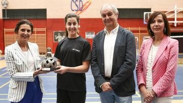Carolina Marín posa con la Menina que la distingue como socia de honor de la Fundación Deporte Alcobendas.