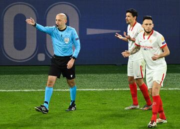 El árbitro Cuneyt Cakir, tras revisar el VAR, pitó penalti por empujón de Koundé a Haaland. La jugada se produjo minutos antes que el VAR anulara un gol a Haaland por falta a Fernando.