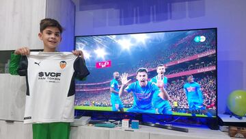 Mario, con una camiseta del Valencia, con la celebración de Hugo Duro en la pantalla de televisión, una dedicatoria por su diez cumpleaños.