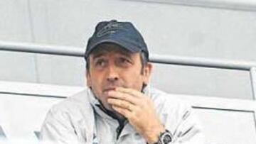 <b>PENSATIVO. </b>Miguel Ángel Lotina, durante el entrenamiento del jueves en Cartaya.
