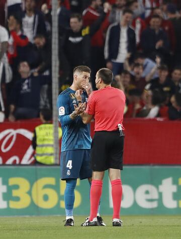 Sergio Ramos y el árbitro Mateu Lahoz.