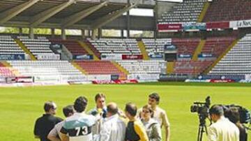 <b>LUZ SOLAR. </b>Las ruedas de prensa se dieron ayer en el césped del propio estadio rojiblanco.