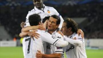 El jugador del Valencia, Jonas, celebra con sus compañeros de equipo el gol de penalti conseguido ante el Lille , durante el partido del grupo F de la Liga de Campeones disputado en el estadio Lille Metropole Grand Stade de Lille, Francia.
