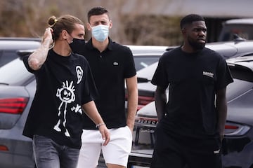 Griezmann, Lenglet y Umtiti llegando a la rueda de prensa. 