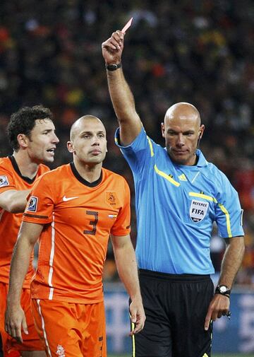 Holanda, ‘La Naranja Macarra’ como le habían apodado algunos por los palos que estaban pegando sus jugadores, se iba a quedar con un jugador menos: Heitinga vería la cartulina roja tras cometer dos faltas sobre Andrés Iniesta que Howard Webb sancionaría con sendas tarjetas. La primera en el minuto 73 y la segunda en el minuto 109…