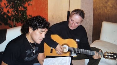 Pancho Varona junto a Maradona.