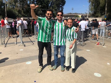 Nacho Magdalena (centro) y sus dos amigos con los que fue a ver a Betis en Sausalito.