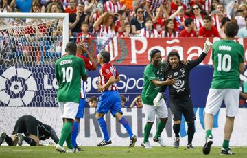 René Higuita y Ronaldinho hicieron de las suyas en el Vicente Calderón. El brasileño no paró de reír al lado de 'El Loco'.