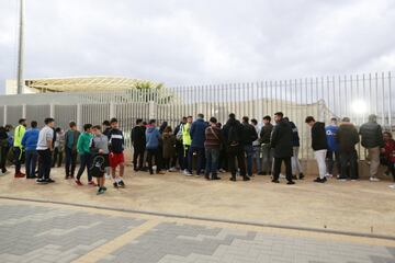 Aficionados del Málaga durante el entrenamiento.