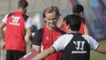 Rakitic, con Emery en un entrenamiento.