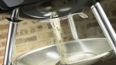 Esta barbacoa porttil de carbn de la marca Weber es todo un xito en Amazon