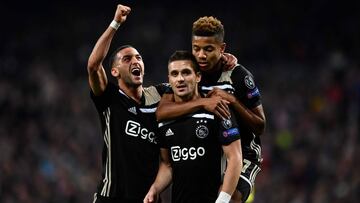 Tadic, Neres y Ziyech celebrando uno de los goles durante el Real Madrid-Ajax de la Champions League.